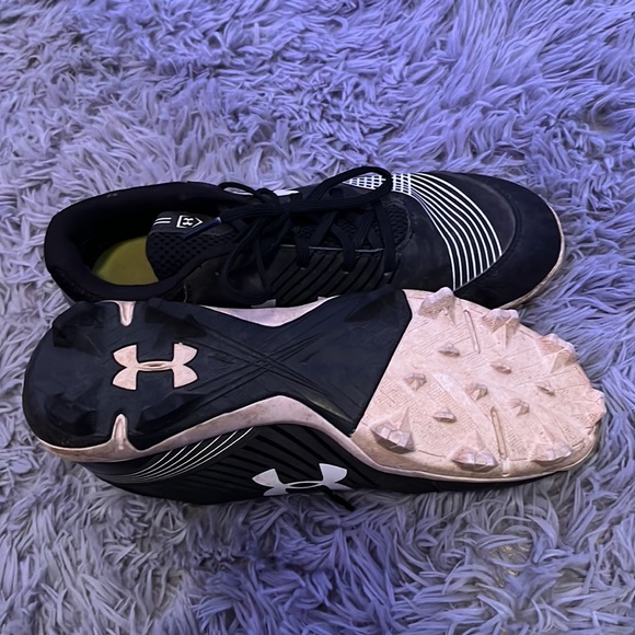 Athletic cleats - Picture 2 of 3